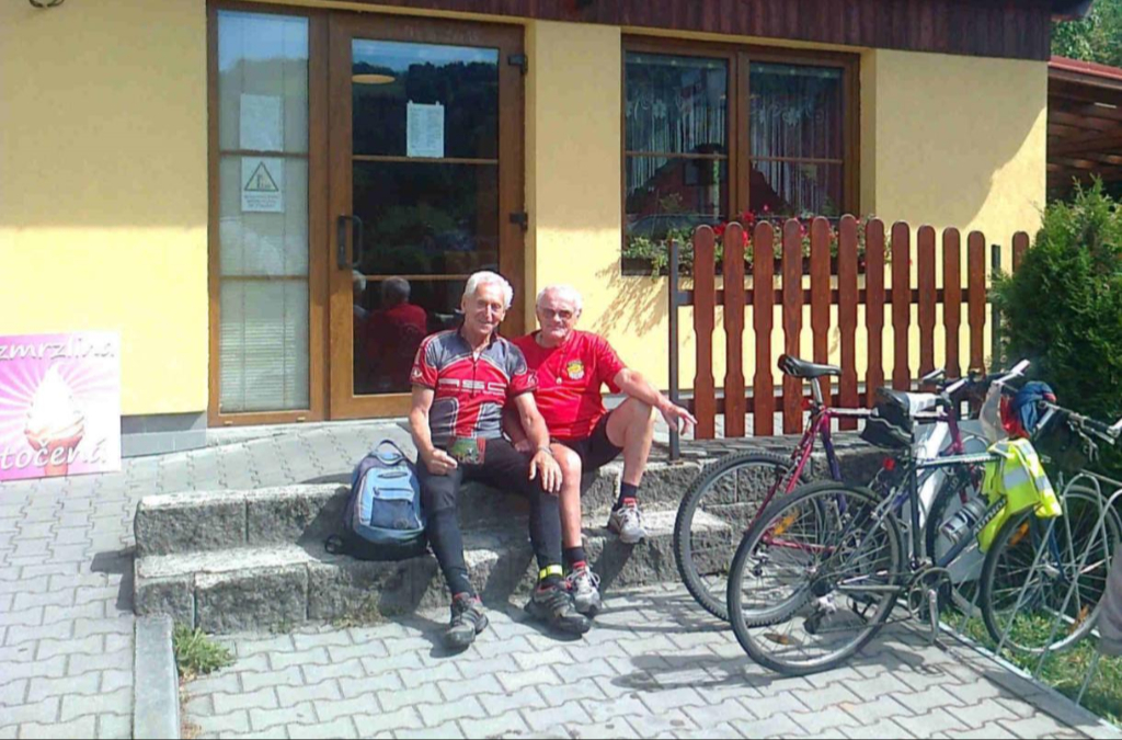 Jeden z oslavenců Jirka Nedomlel, přijel na schůzi na kole z Jablonce nad Nisou, což je bratru 30 km a jemu přijel popřát z Vrchlabí, samozřejmě též na kole, Karel Pičman (ročník 1933)